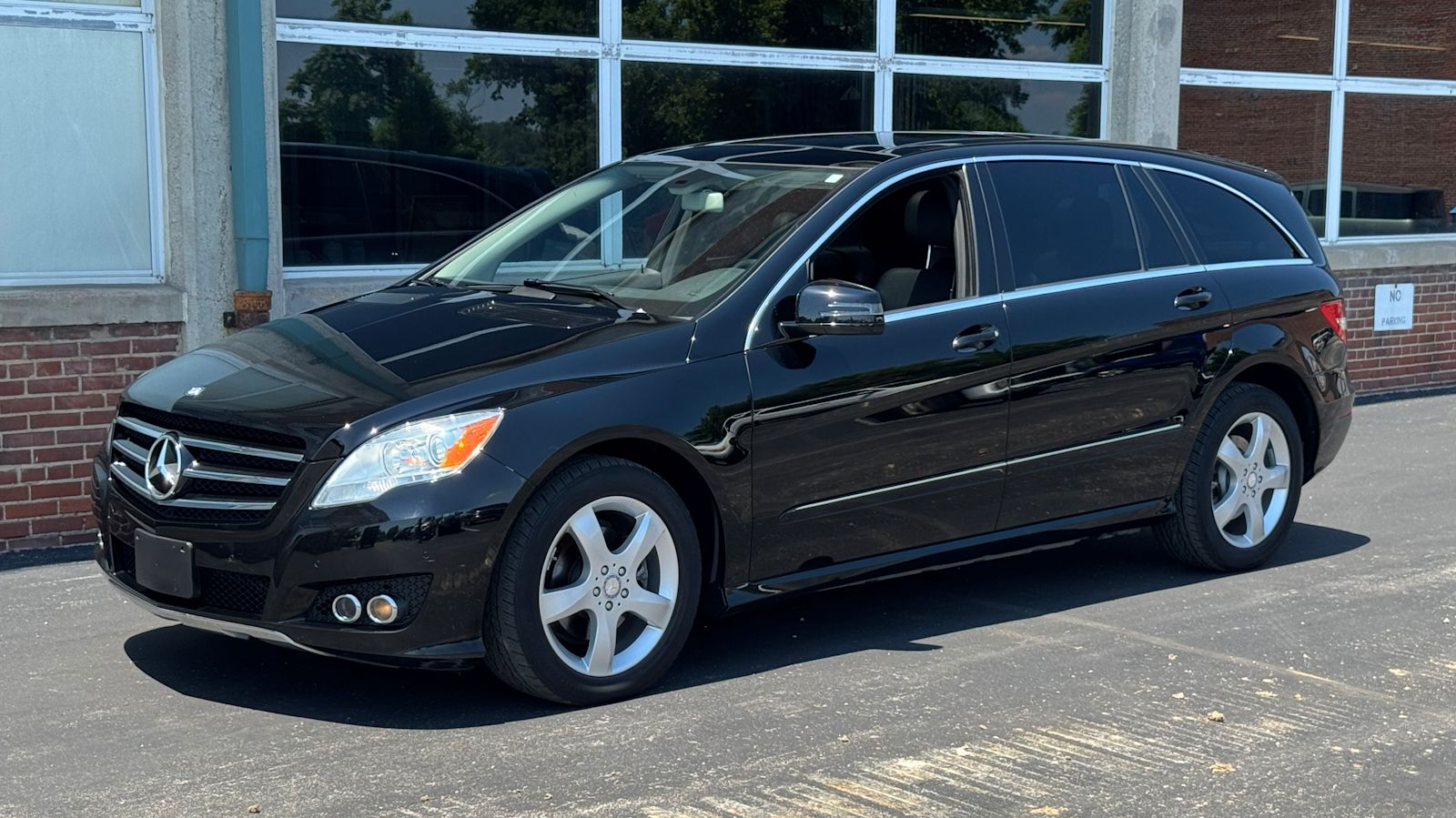 2011 Mercedes-Benz R-Class sold at auction for $15,400