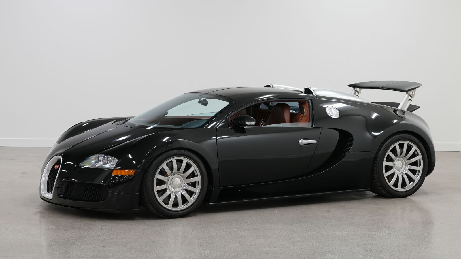 2008 Bugatti Veyron sold at auction for $2,200,000