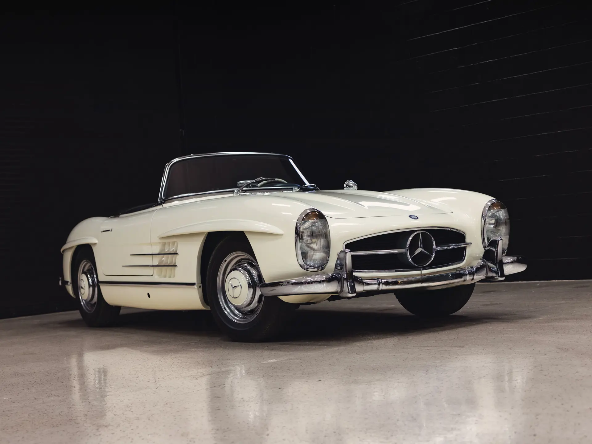 1963 Mercedes-Benz 300SL sold at auction for $1,160,000