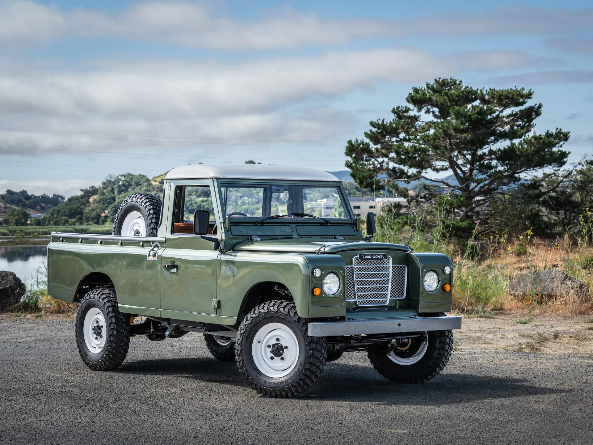 1977 Land Rover Series sold at auction for $252,000