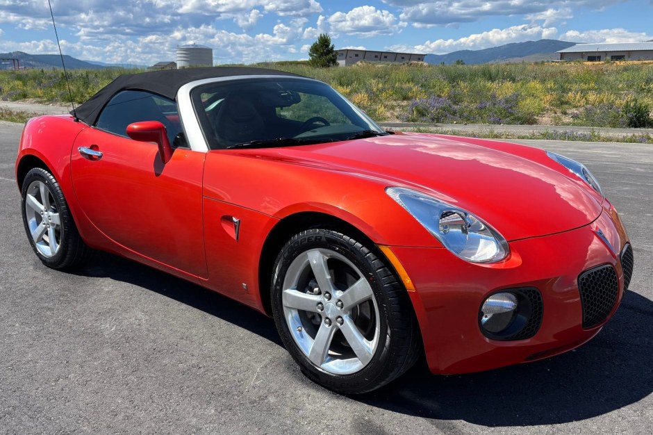 2008 Pontiac Solstice sold at auction for $16,000