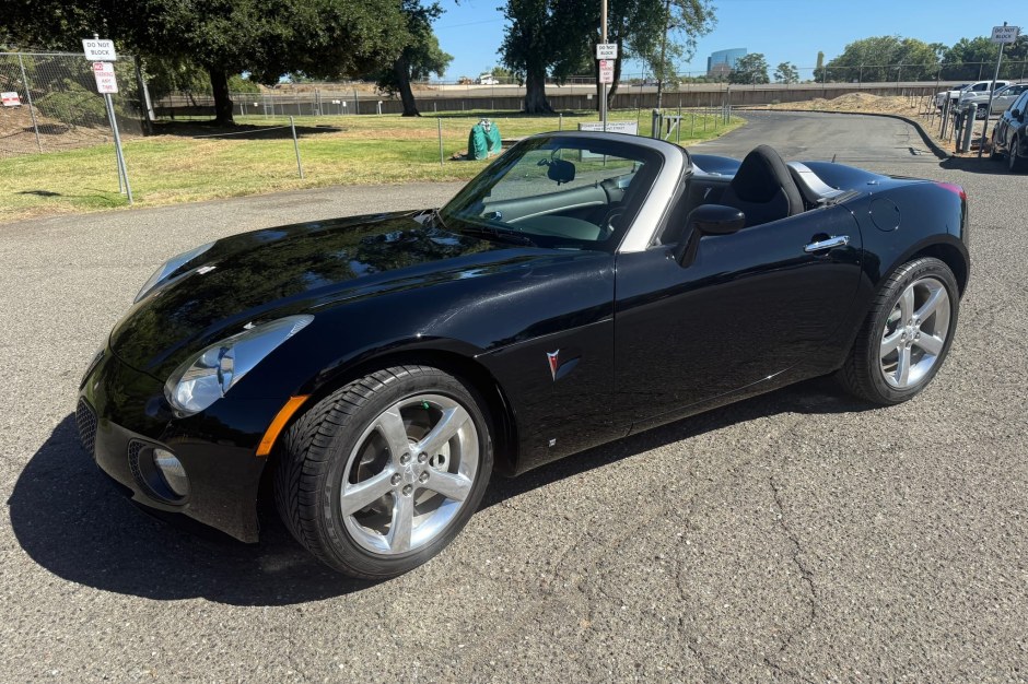 2008 Pontiac Solstice sold at auction for $13,250