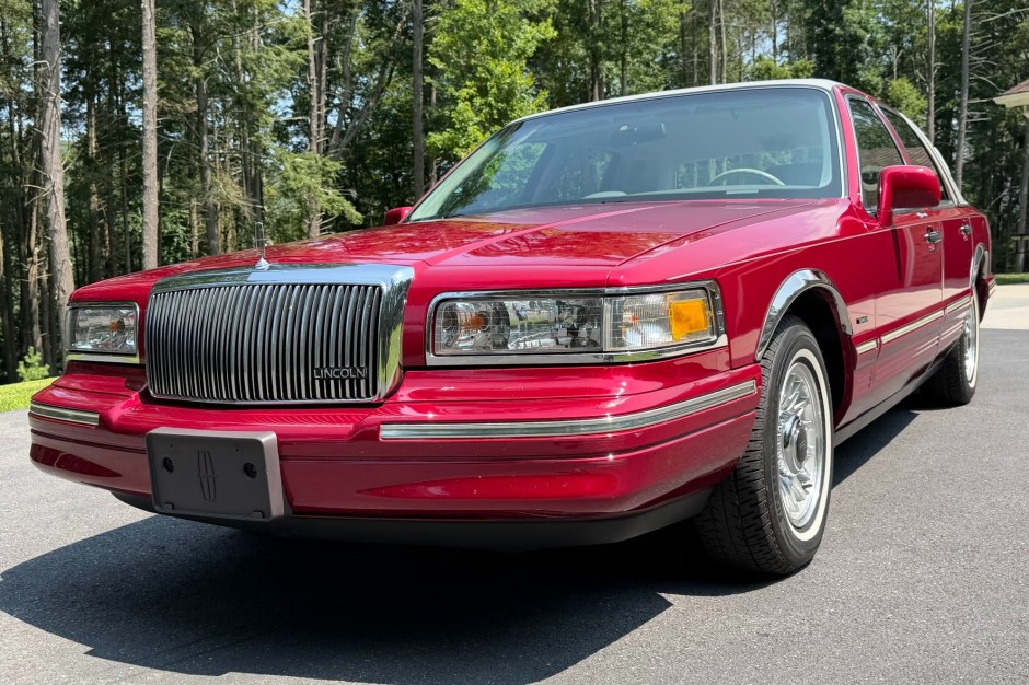 1995 Lincoln Town Car sold at auction for $11,000