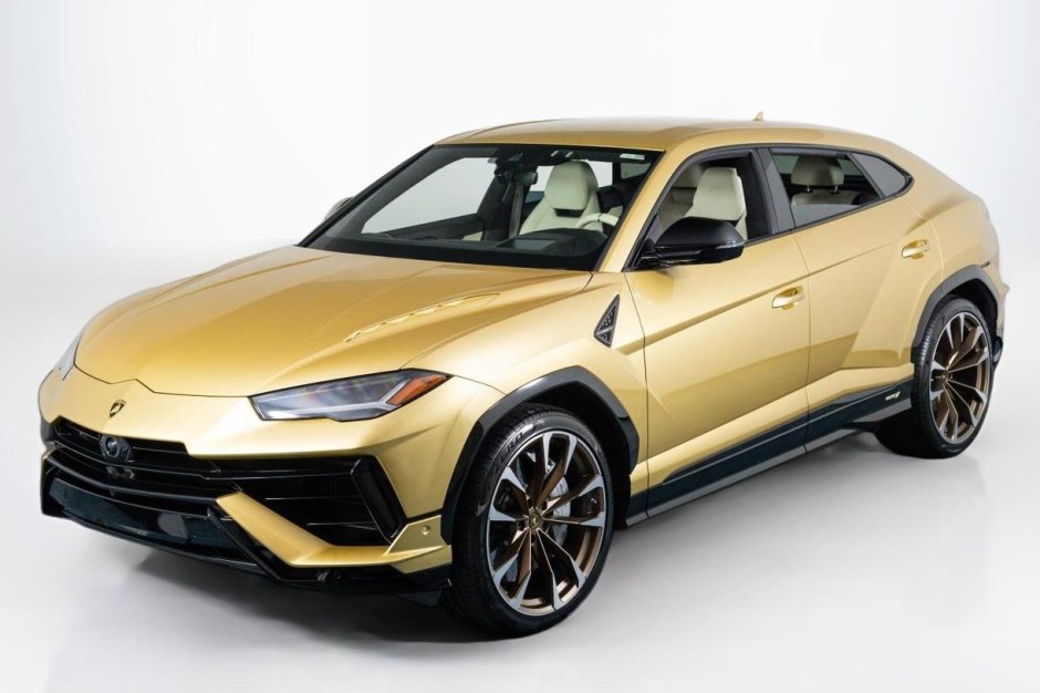 2023 Lamborghini Urus sold at auction for $219,000